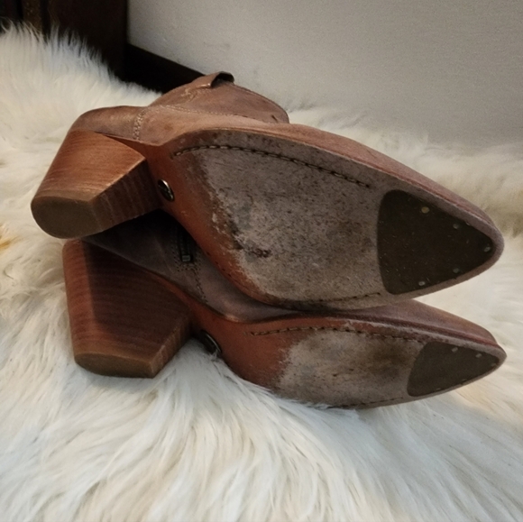 Frye Reina Western Yoke Distressed Brown Leather Ankle Boots Winter Spring - Picture 10 of 13